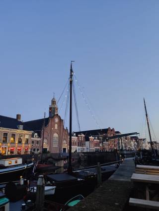 Laivojen mastoja satamassa