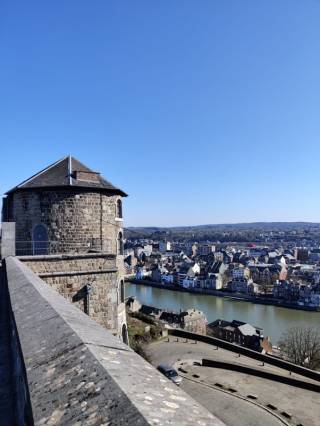 Linna, josta näkymä joelle j´ja kaupunkiin