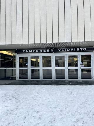 Kuva Tampereen yliopiston keskustakampuksen päätalon pääovista.