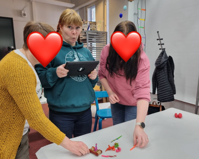 Varhaiskasvatuksen monimuoto-opiskelijoita tehtävien äärellä.