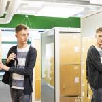 Miesoletettu opiskelija kampuksella reppu selässä.