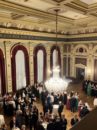 Politiikan tutkimuksen ainejärjestö Iltakoulun 50. vuosijuhlat juhlittiin marraskuussa, kuva illan cocktail-tilaisuudesta Tampereen Raatihuoneelta.