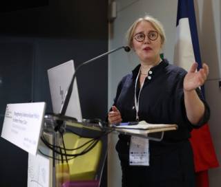 Sanna Tuurnas ohjeistaa osallistujia työpajatyöskentelyyn (kuva: Ministères sociaux / DICOM / Nicolo Revelli Beaumont / Sipa Press)