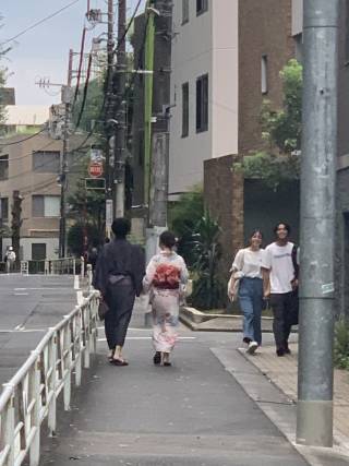 Image shows two Japanese couples, one dressed in traditional clothes and one in modern outfits