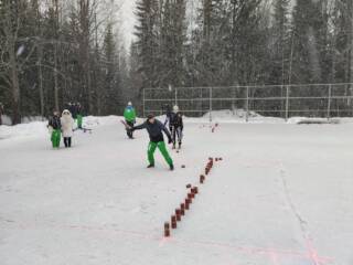 A kyykkä match in winter between students