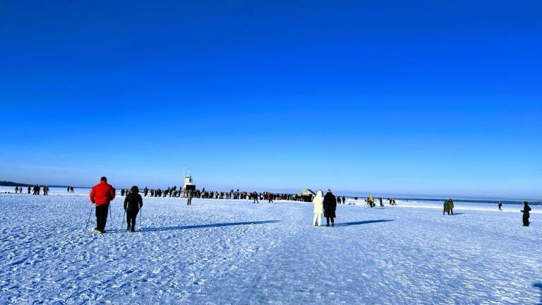 Waliking on Nasijavi lake in the winter time