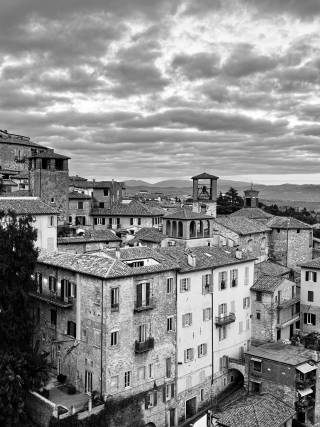 Italy is farely known of its beautiful old stone cities and narrow streets. These photos are taken in Solomeo (street photo with flowers) and Perugia.