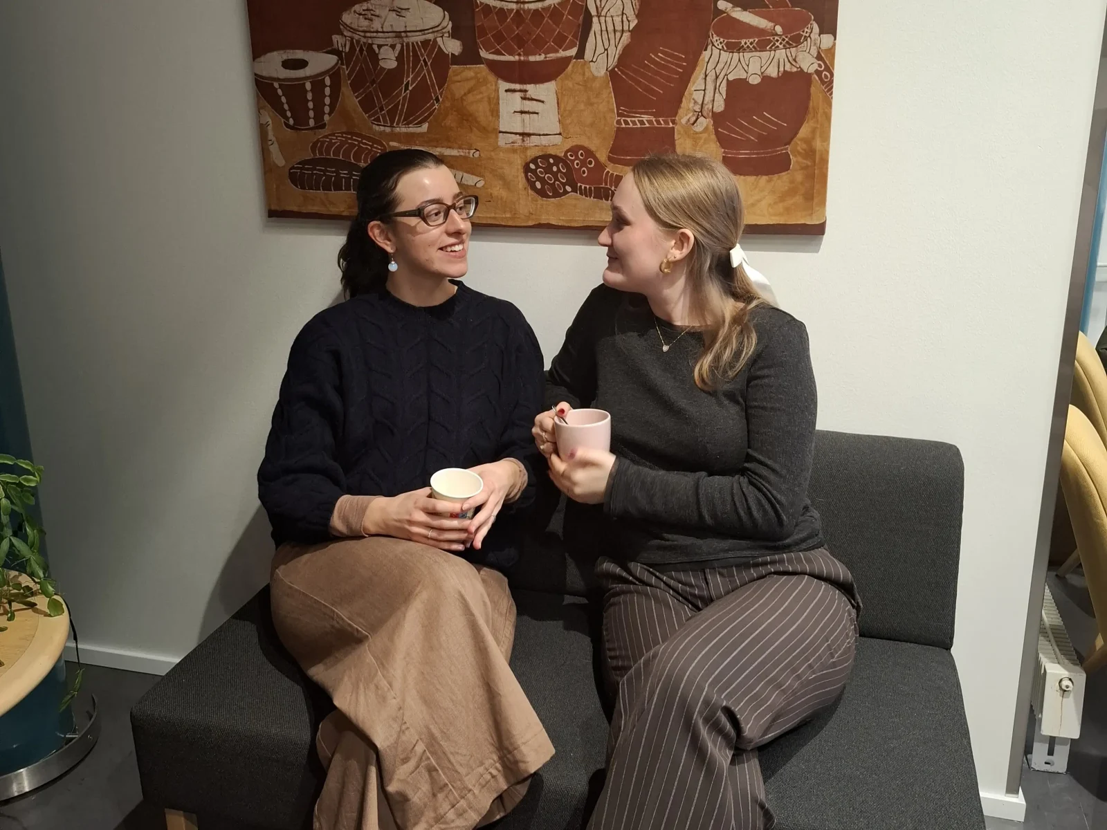 Two first year SAFER students enjoying glögg