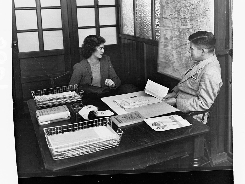 Mies ja nainen menneisyydessä. Mies neuvoo naista.