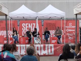 Kuva 4. Paneelikeskustelu ”Dalla fabbrica alla ristorazione, itinerari del racconto working class nel nord Europa”. Esiintyjät vasemmalta oikealle: Eliana Como (ay-aktiivi, pj), Henrik Johansson, Sofia Valente (tulkki), Jussi Lahtinen ja Alberto Prunetti. Kuva: Järjestäjät