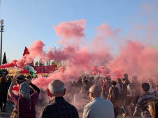 Kuva 6. Mielenosoitukset Italiassa ammentavat vaikutteita jalkapallokulttuurista. Esimerkiksi tehdaskollektiivin protestilaulu ”Occupiamola” (vallatkaamme se) on muokattu jalkapalloseura ACF Fiorentinan kannatuslaulusta. Kuva: Jussi Lahtinen