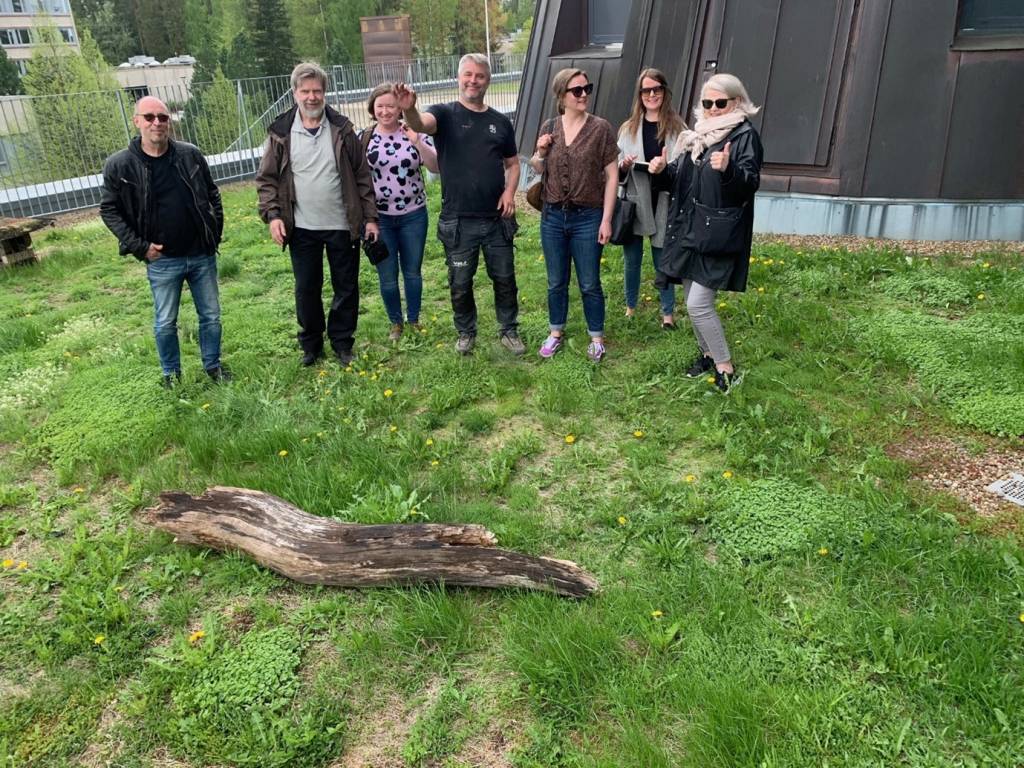 Hervannan Kampusareenan viherkaton ideaa, toteutusta ja monipuolista kasvillisuutta esittelivät Juha Luoma arkkitehtitoimistosta (vasemmalla) ja Henrik Bos viherkattoyrityksestä (keskellä).