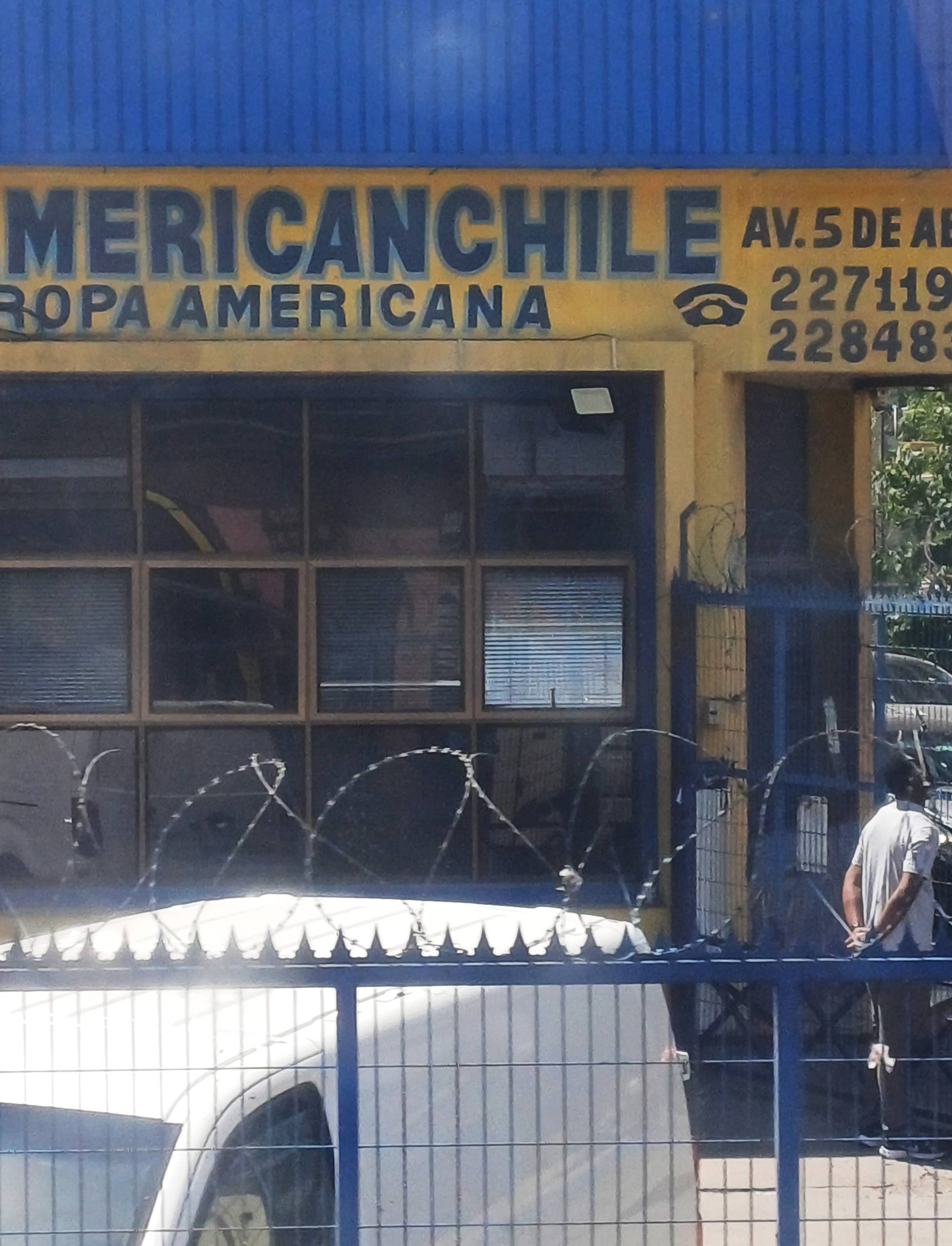Store selling second-hand clothing near Estación Central, Santiago