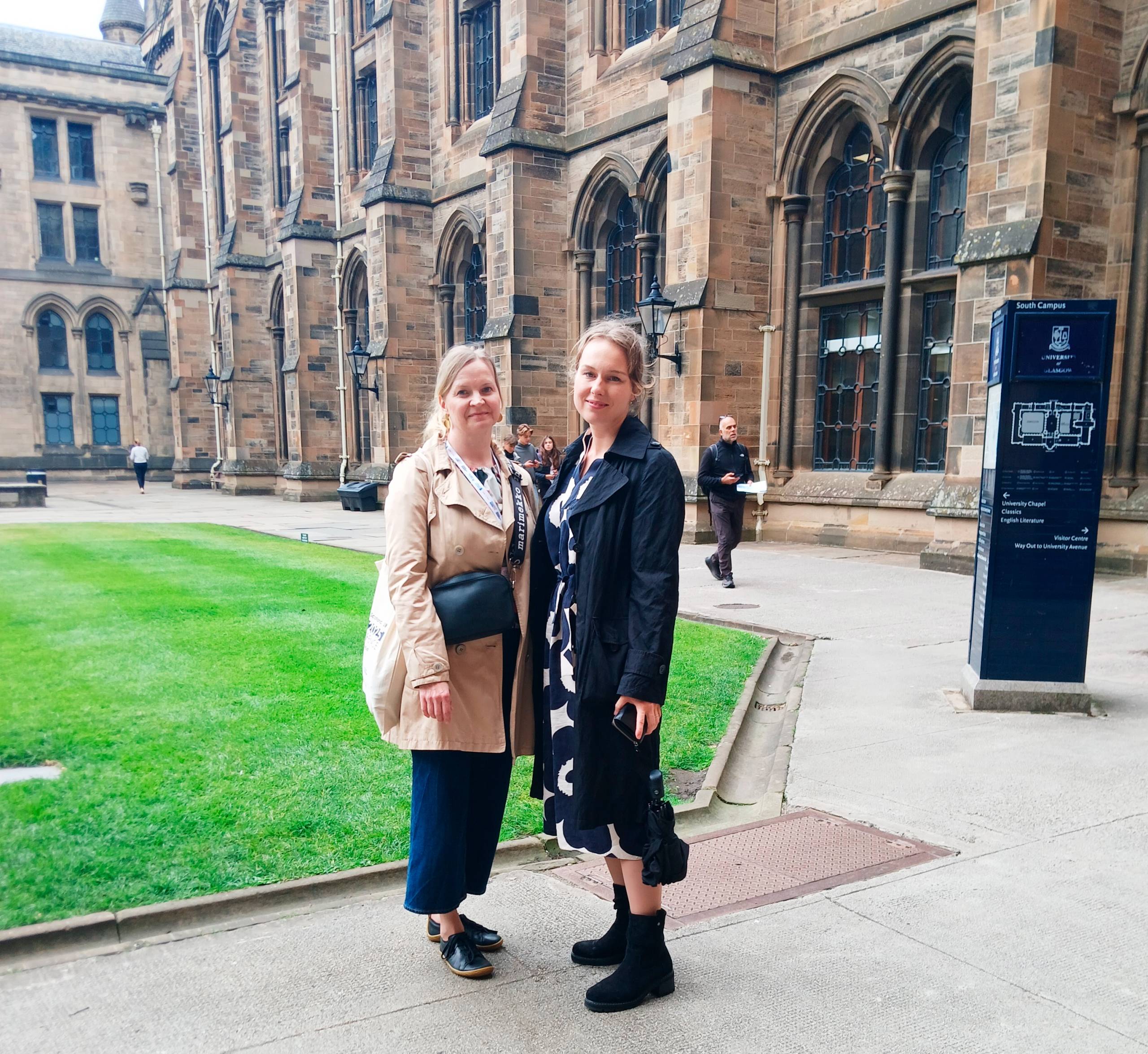 Lotta-Maria Sinervo (vas.) ja Elina Vikstedt (oik.)