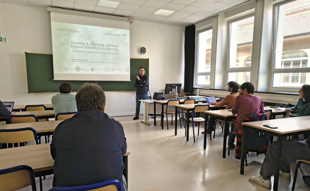 Delivering my doctoral research seminar at the LIVE laboratory 