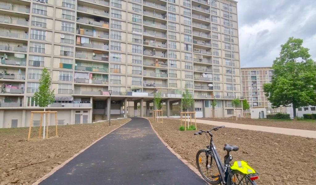 Large lawn area (now ploughed), heat-stressed by surrounding tall concrete buildings (site 90) 