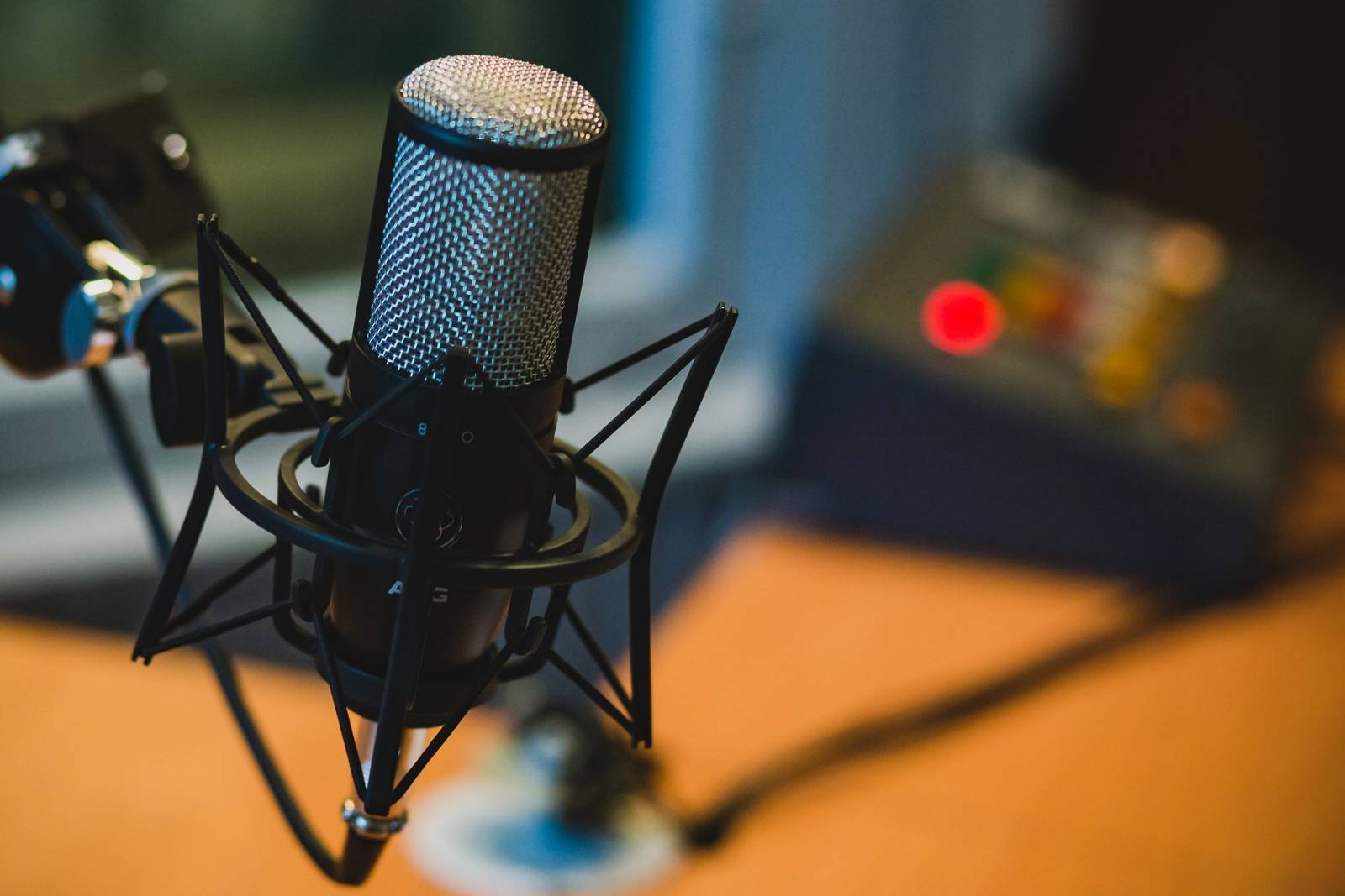 Microphone and desk