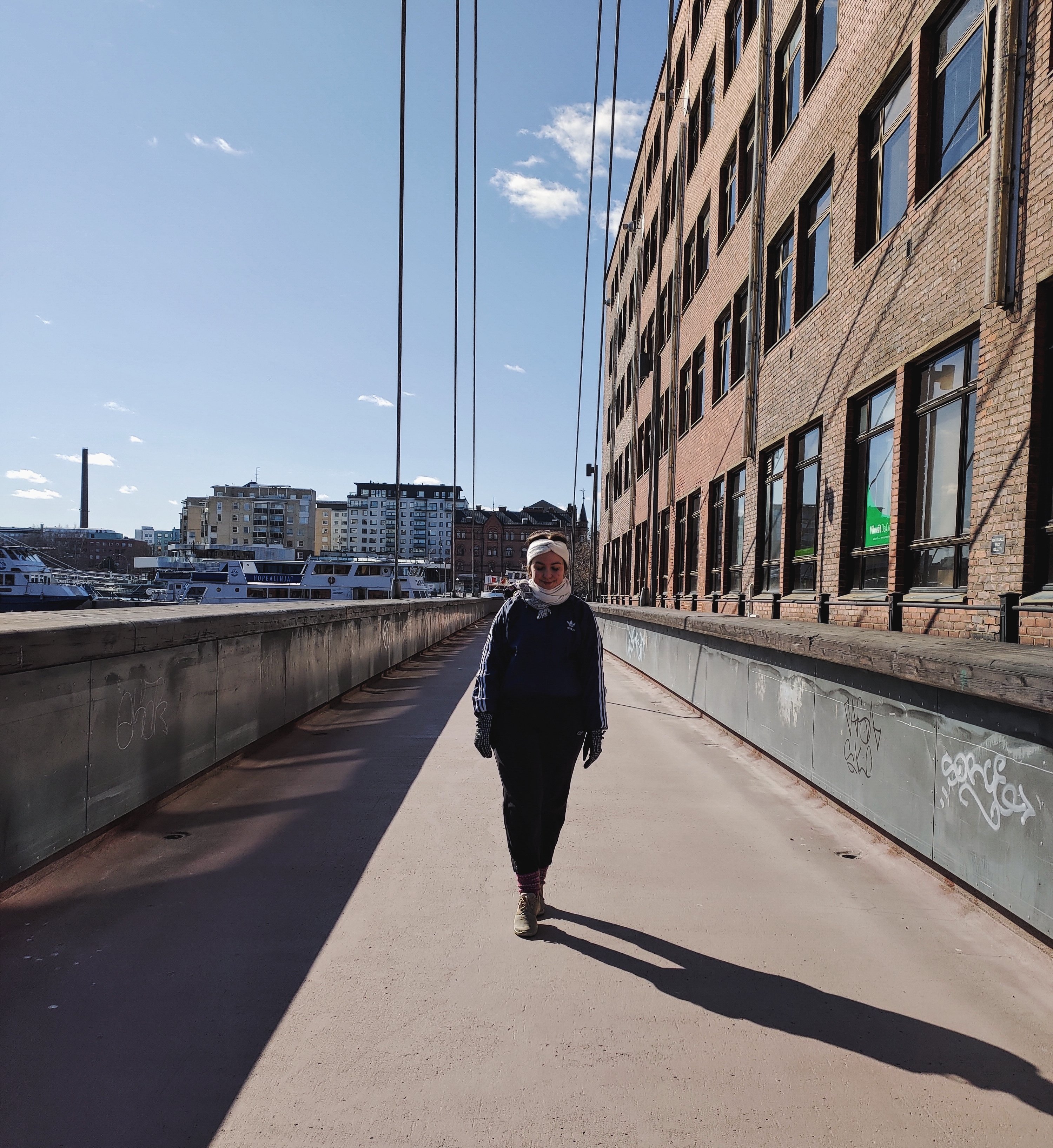 Rosa kävelemässä Tampereen keskustassa.