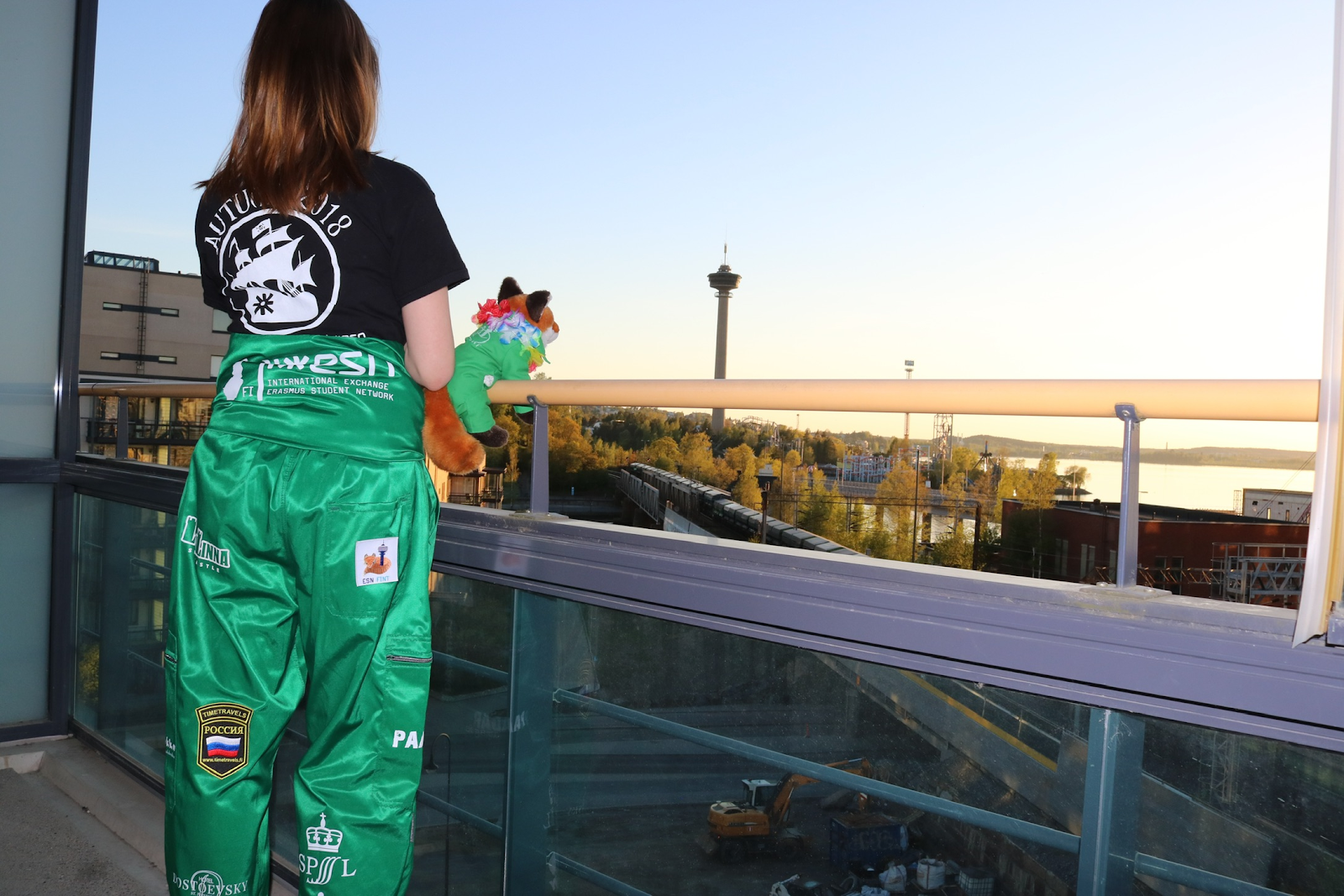 Student looking at Lake Näsi wearing green student overalls.