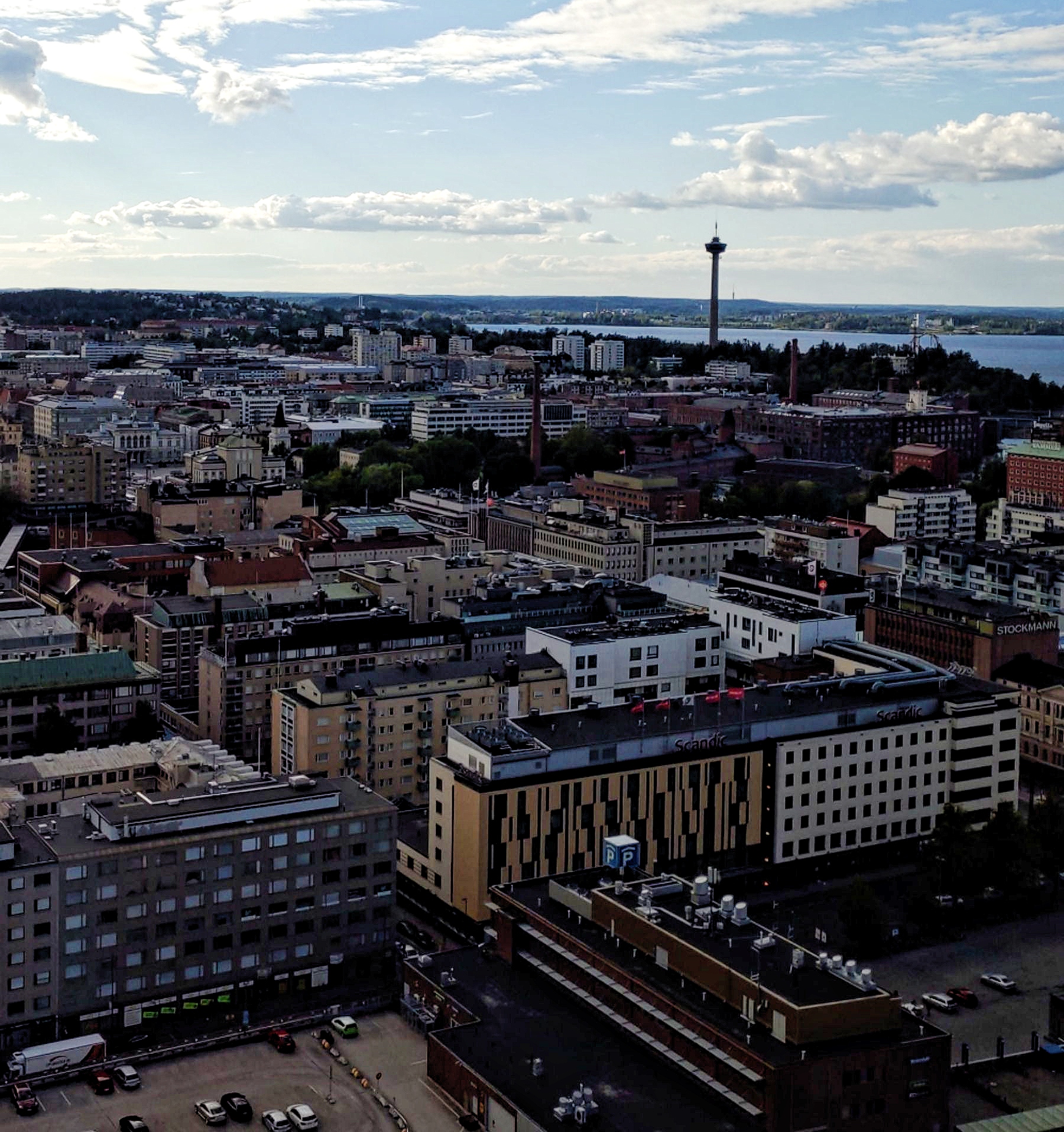 Tampereen kaupunki korkealta kuvattuna.