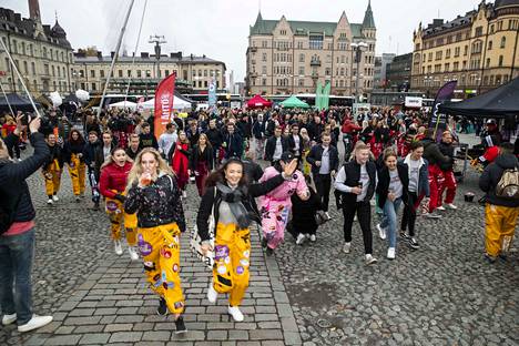 Students in Keskustori square in Appro event.