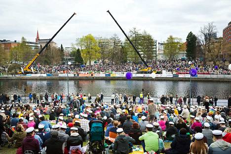 People watching the teekkari dipping in Tammerkoski rapids.