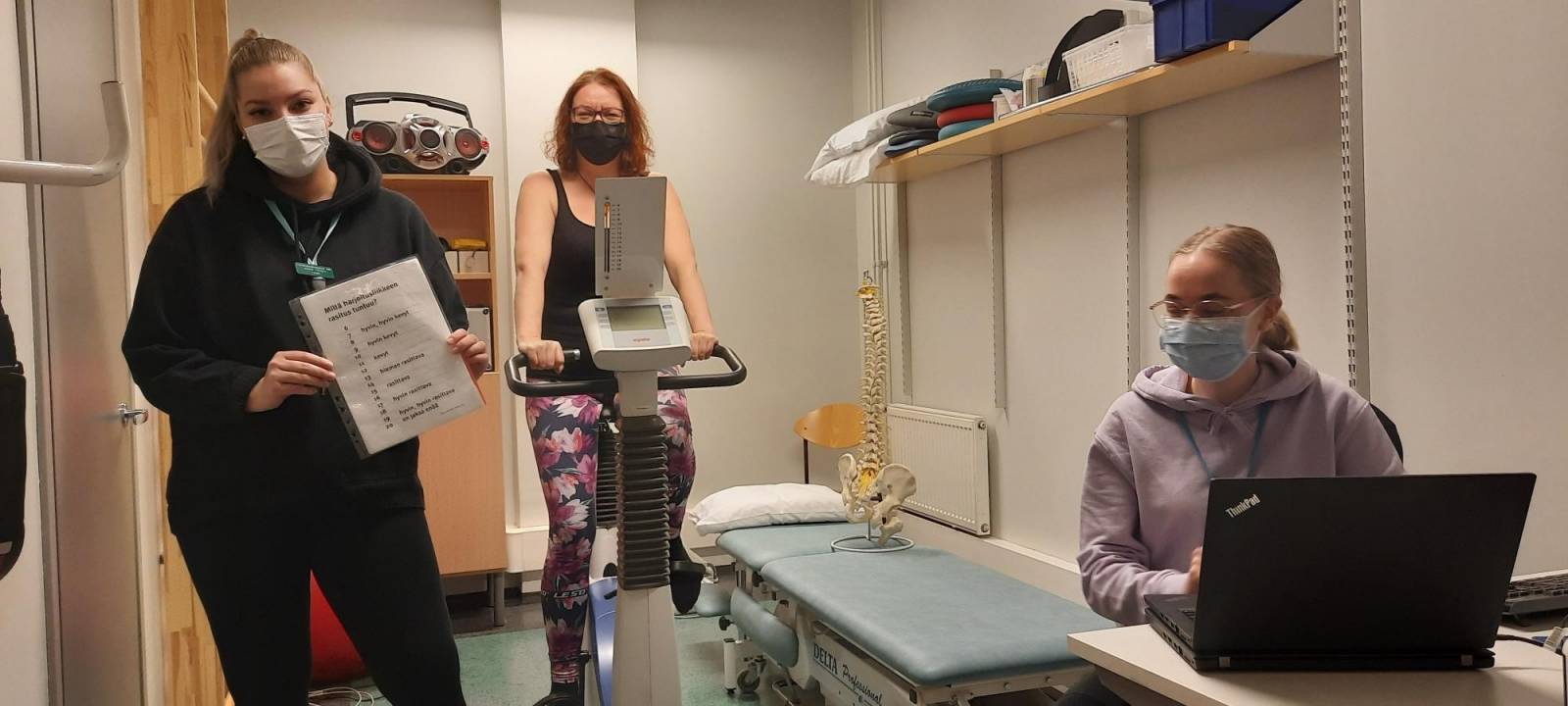Fysioterapeuttiopiskelijat Janika Ketola (vasemmalla) ja Anni Heino (oikealla) tekivät Ursula Helskylle testauksia TAMKin Hyvinvointiklinikalla.