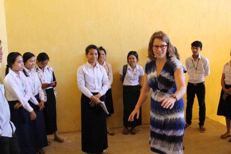 Tarja Juurakko-Koskinen Kambodzan koulussa opiskelijoiden kanssa vuonna 2016.