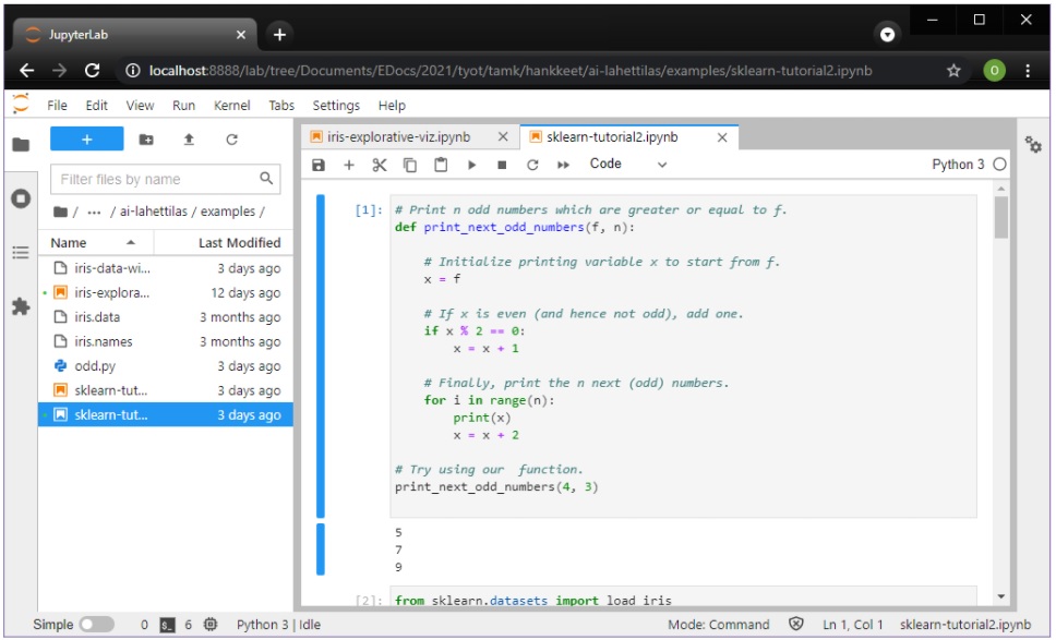 JupyterLab-työkirja avattuna Chrome-selaimeen localhost-osoitteesta. Selainikkunan sisällä toimiva JupyterLab-käyttöliittymä tarjoaa välilehdellisen ohjauspaneelin sekä monen tiedoston editointinäkymän. Sovelluksen käyttö muistuttaa tyypillistä integroitua ohjelmointikäyttöliittymää ja tarjoaa työkalut mm. hakemistojen hallintaan, työkirjojen luontiin ja työkirjojen suorittamiseen. JypterLab-menu sisältää valikot File, Edit, View, Run, Kernel, Tabs, Settings ja Help. Esimerkissä aktiivisena oleva työkirja sklearn-tutorial2.ipynb sisältää mm. yhden koodisolun ja sen tulosteen. Koodisolun sisältö on tässä edellisessä aliluvussa kuvattu ohjelmanpätkä, joka esittelee ja kokeilee funktiota nimeltä print_next_odd_numbers.