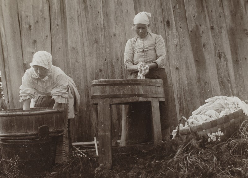 naisia pesemässä pyykkiä