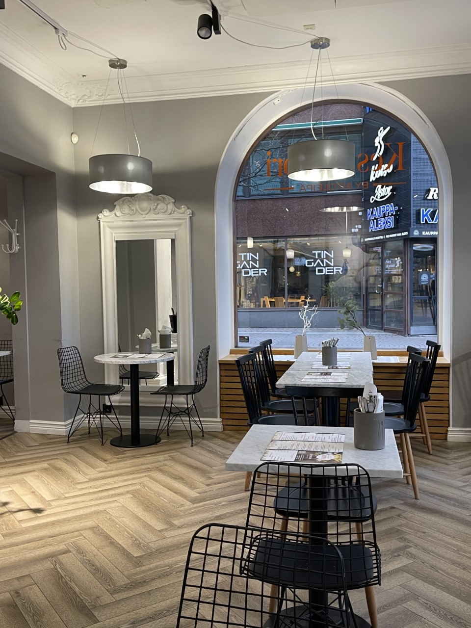 Cafe Aitoleipä on valoisa ja moderni kahvila Tampereen ytimessä keskustorilla. Kahvilassa on suuret ikkunat ja kaunis sisustus.