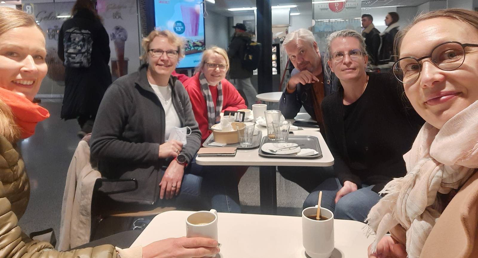 Eija Syrjämäki ja Susanna Saarinen kohtasivat Elina Bothan, Eeva-Liisa Viskarin, Juha Lahtisen ja Carita Prokin Tikkurilan asemalla.