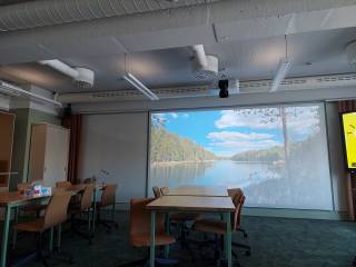 Virtuaalitila, jossa luontokuva screenillä 