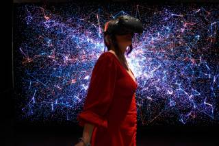 Kuva, jossa on henkilö VR-lasit päässä