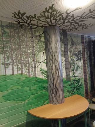 Tila, jossa seinälle maalattu puu.