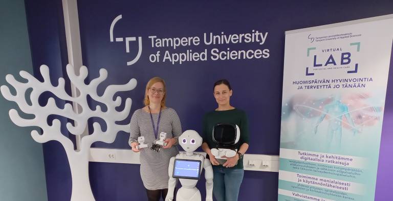 Miia Koskela ja Marjo Tienari esittelevät erilaisia virtuaalisen ja digitaalisen opetuksen välineitä TAMKin Sote Virtual Labissa.