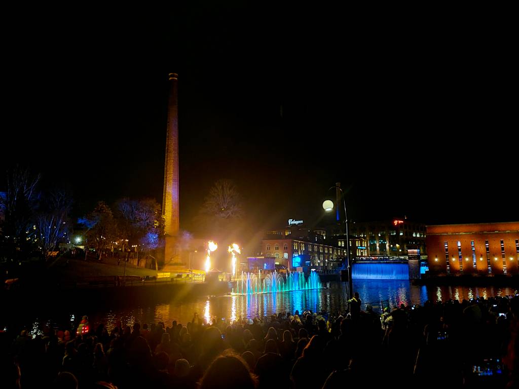 Dancing fountain and fire show in Tampere Rapids.