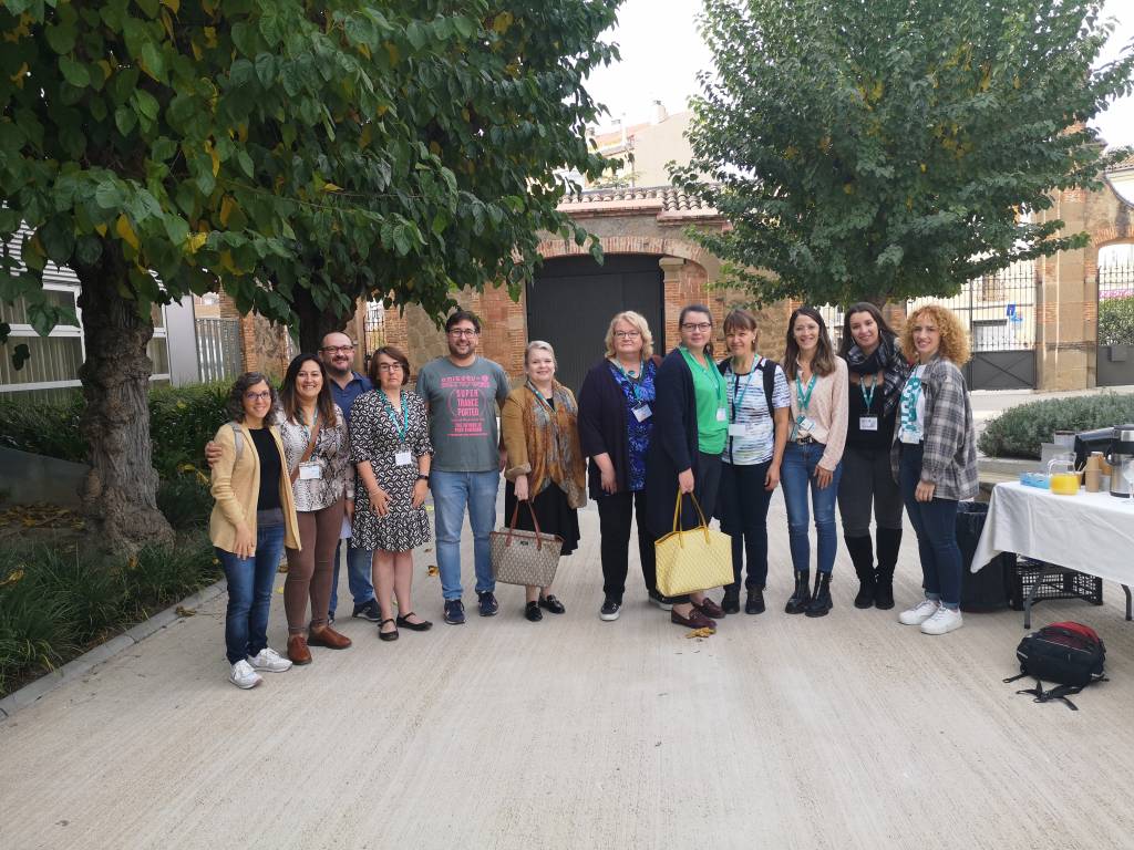 People standing outside of Umanresa Campus.