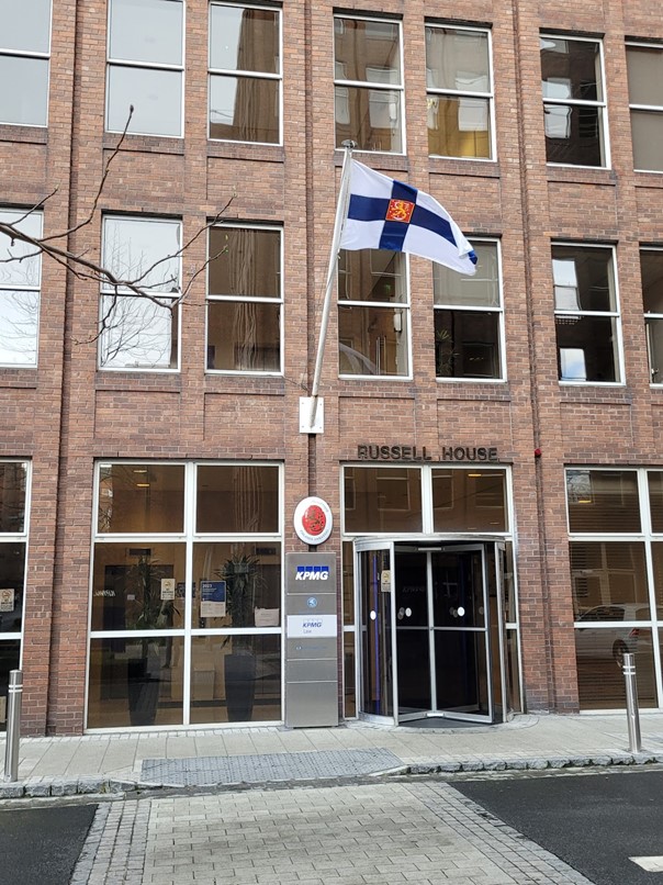 Suome lippu salossa Suomen suurlähetystön talossa