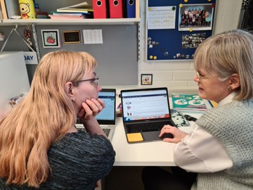 Kuva, jossa kaksi opettajaa suunnittelee kurssia kannettavan tietokoneen ääressä.