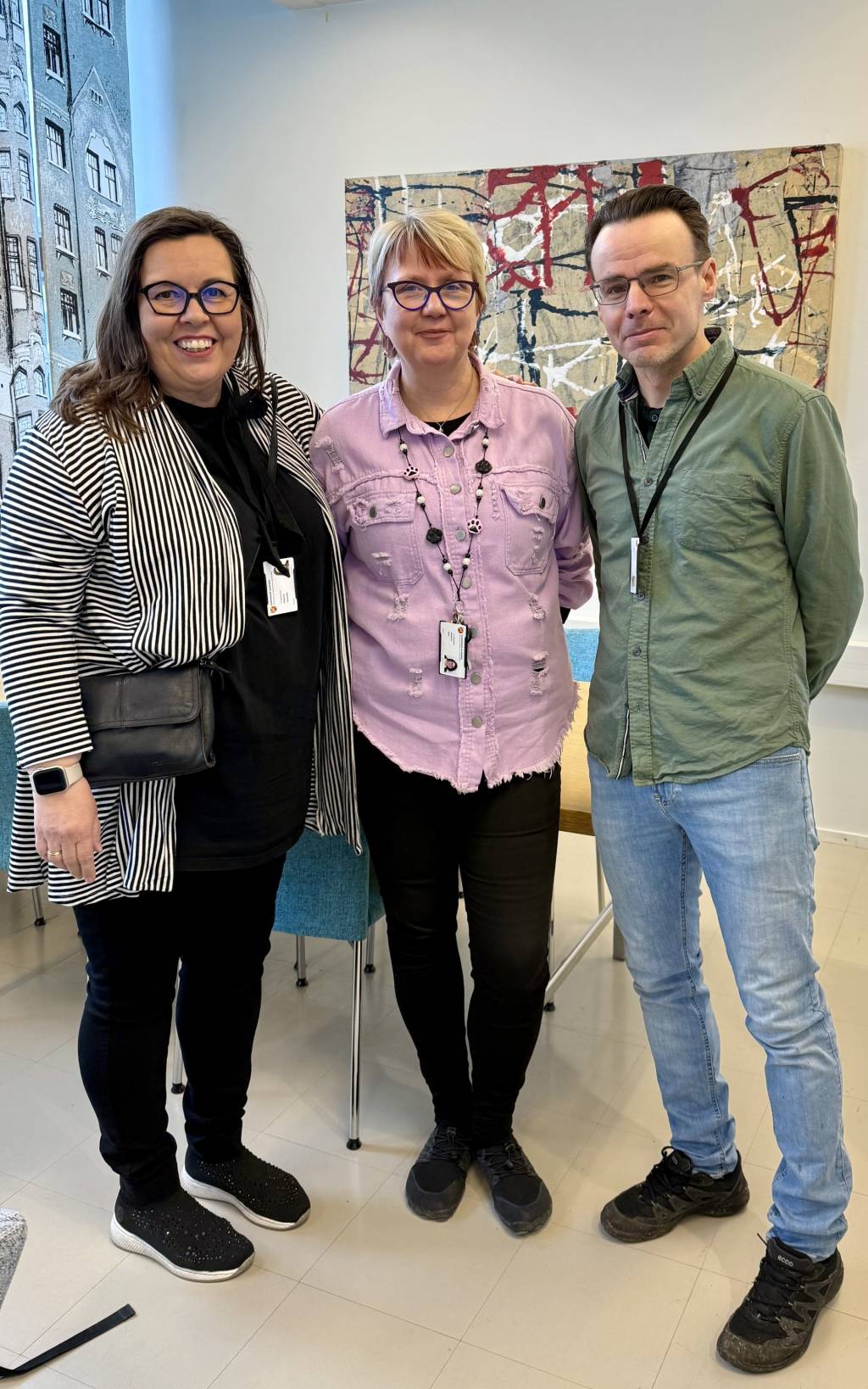Johanna, Marjaana ja Mikko hymyilevät.