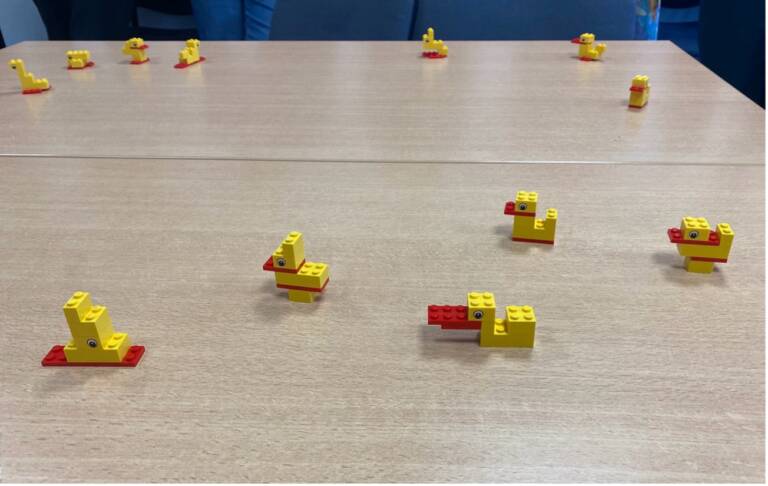 Legoista rakennettuja erilaisia ankkoja.