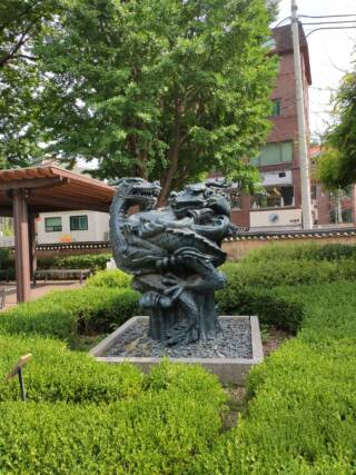 SKKU Dragon statue